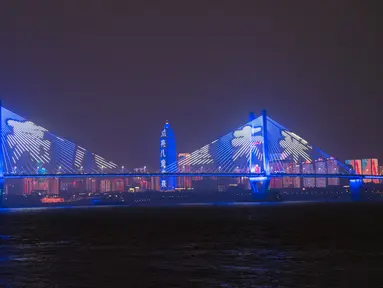 Pertunjukan cahaya biru digelar saat Hari Anak Sedunia di Wuhan, Provinsi Hubei, China tengah (20/11/2020). Sejumlah bangunan dan monumen ikonis di beberapa kota di China memancarkan cahaya biru pada Jumat (20/11) untuk merayakan Hari Anak Sedunia. (Xinhua/Xiao Yijiu)