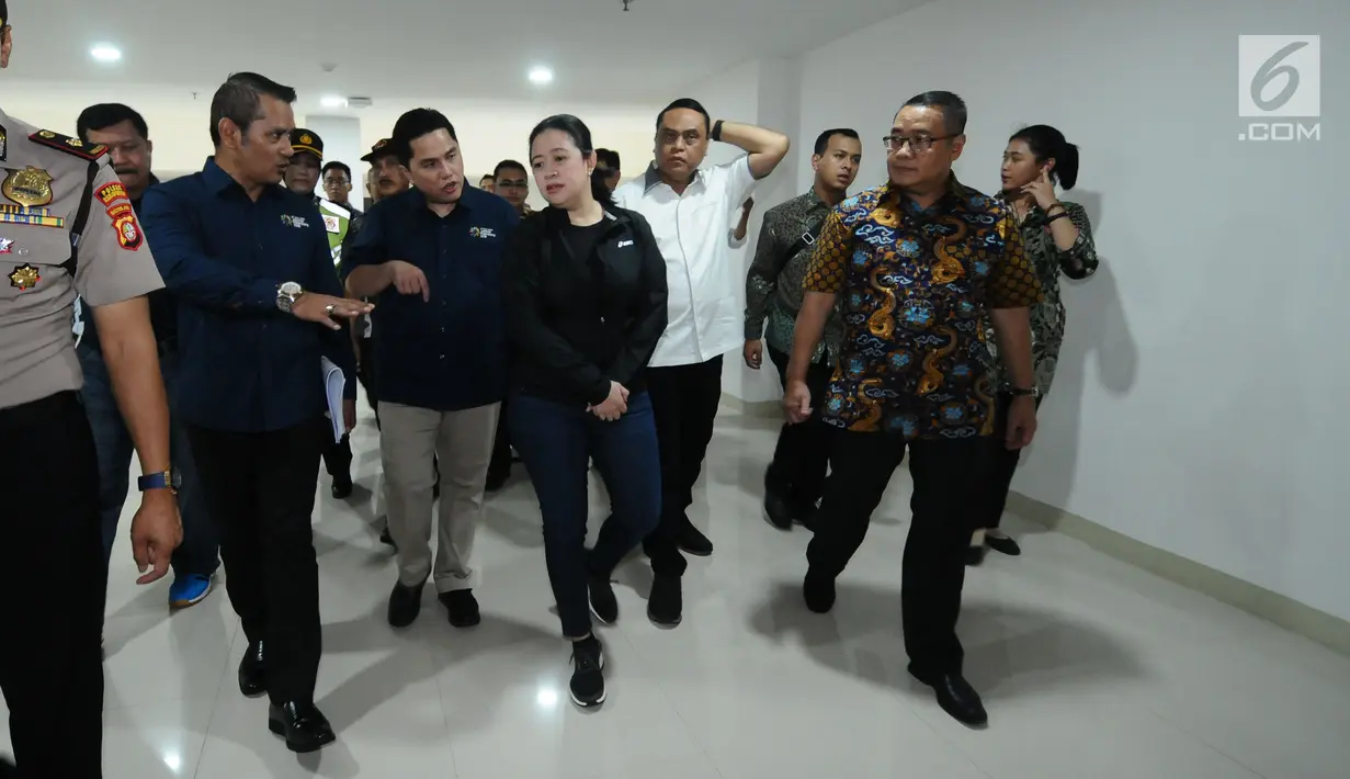 Menko PMK, Puan Maharani (tengah) bersama Ketua INASGOC Erick Thohir meninjau fasilitas selasar wisma atlet Asian Games 2018 di Jakarta, Minggu (4/2). Puan didampingi CdM Asian Games 2018 Komjen Pol Syafruddin. (Liputan6.com/Helmi Fithriansyah)