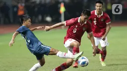 Pemain depan Timnas Indonesia U-19, Hokky Caraka Bintang berusaha melewati adangan Md Syaherrul Affendy (Brunei Darussalam U-19) pada laga lanjutan grup A Piala AFF U-19 2022 di Stadion Patriot Candrabhaga, Bekasi, Jawa Barat, Senin (4/7/2022). Timnas Indonesia U-19 langsung bermain menyerang dan unggul 7-0. (Liputan6.com/Helmi Fithriansyah)