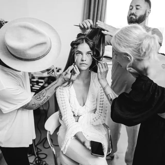 Detail Hairdo dan Makeup Glowing Barbara Palvin yang Resmi Menikah dengan Dylan Sprouse