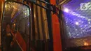 Pegawai menunggu pembeli di kafe yang menggunakan angkutan metromini di Bekasi, Jawa Barat, Kamis (15/4/2021). Kafe ini berinovasi di tengah pandemi COVID-19 dengan menggunakan armada metromini yang sudah tidak terpakai sebagai tempat makan pengunjung. (Liputan6.com/Herman Zakharia)