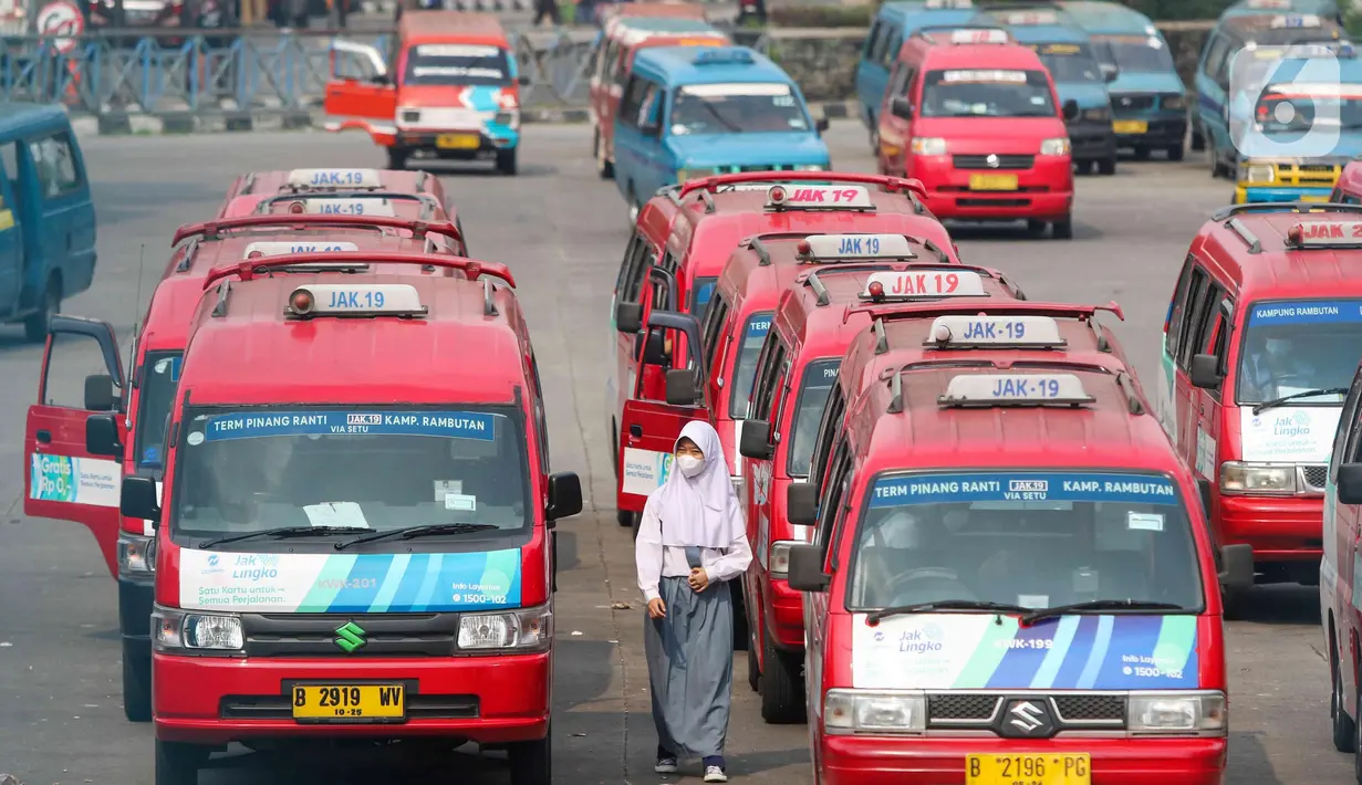 Sejumlah angkutan umum (Angkot) menunggu penumpang di Kampung Rambutan, Jakarta, Selasa (12/7/2022). Kepala Dishub DKI Jakarta Syafrin Liputo mengatakan rencana kebijakan pengaturan tempat duduk seluruh angkutan umum (Angkot) wajib memisahkan antara penumpang wanita dan pria yang akan diterapkan pada minggu ini. (Liputan6.com/Herman Zakharia)