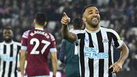 Selebrasi striker Newcastle United, Callum Wilson setelah mencetak gol ke gawang West Ham United pada laga Liga Inggris 2022/2023 di London Stadium, London (5/4/2023). Callum Wilson dijual ke Newcastle United pada awal musim 2020/2021 setelah membela Bournemouth sejak awal musim 2014/2015. Newcastle harus mengeluarkan dana senilai 22,25 juta euro atau kini setara Rp365 miliar. (AFP/Justin Tallis)