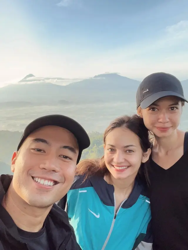 Liburan Bareng Vidi dan Yuki Kato, Ini 7 Potret Enzy Storia di Borobudur