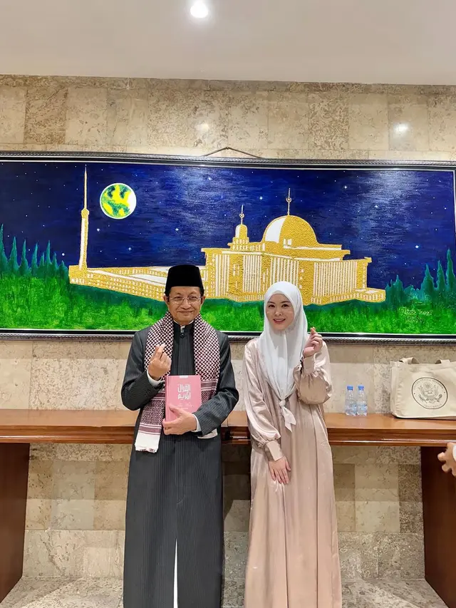 6 Potret Ayana Moon di Masjid Istiqlal, Serahkan Al-Qur'an Kepada Menteri Agama