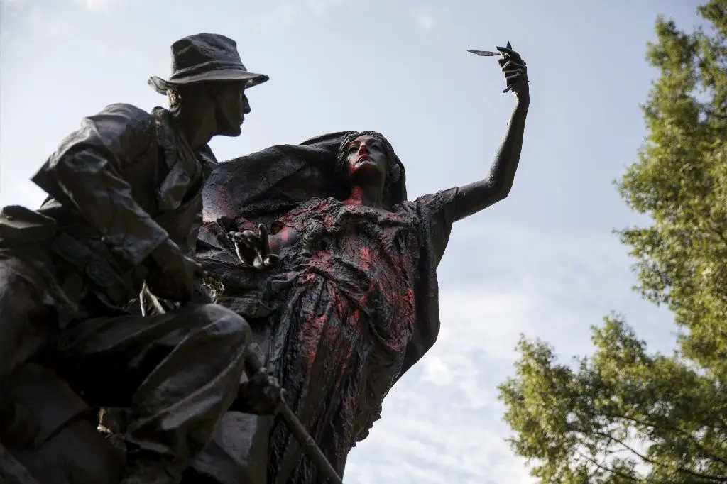 Patung memorial Konfederasi Amerika di Atlanta, Georgia yang dicoret oleh massa aksi yang mengecam demonstrasi Charlottesville, Virginia (AP)