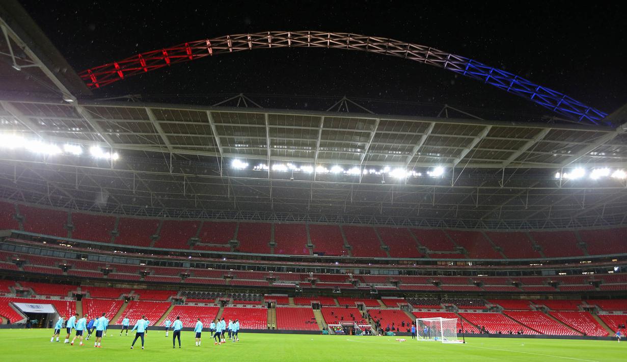 Pemandangan lampu berwarna bendera Prancis menghiasi latihan timnas Prancis jelang laga persahabatan melawan Inggris di Stadion Wembley, Inggris, Senin (16/11/2015). (AFP Photo/Marc Aspland)