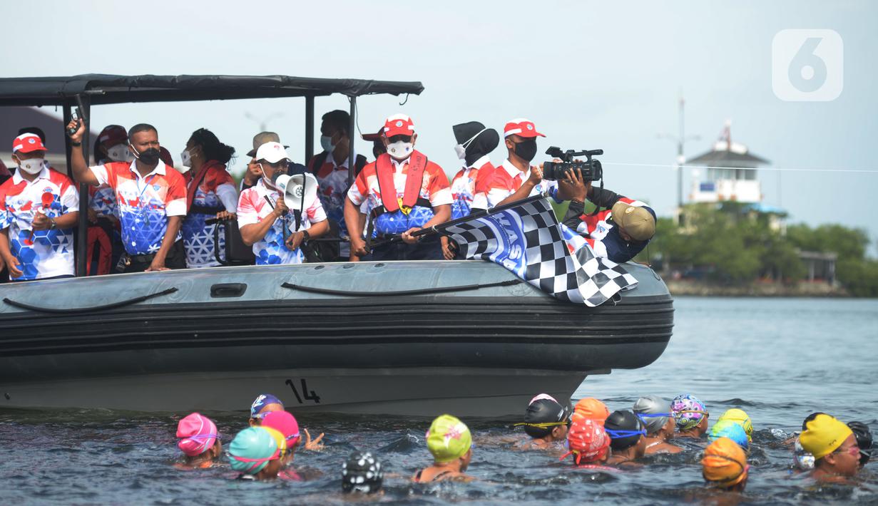 Kepala Staf Angkatan Laut Laksamana TNI Yudo Margono (kiri) melepas peserta pada Kasal CUP 2021 di Pantai Festival Ancol, Jakarta, Sabtu (27/11/2021). Kegiatan tersebut mempertandingkan berbagai jenis olahraga air seperti selam, renang, dayung, layar, jetski, dan ski air. (merdeka.com/Imam Buhori)