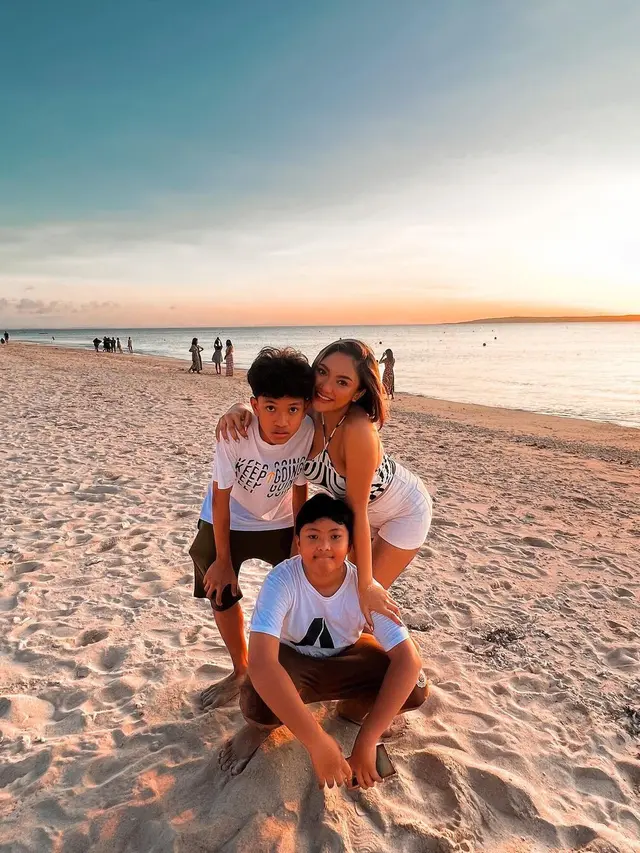 Marion Jola di pantai (Instagram/lalamarionmj)