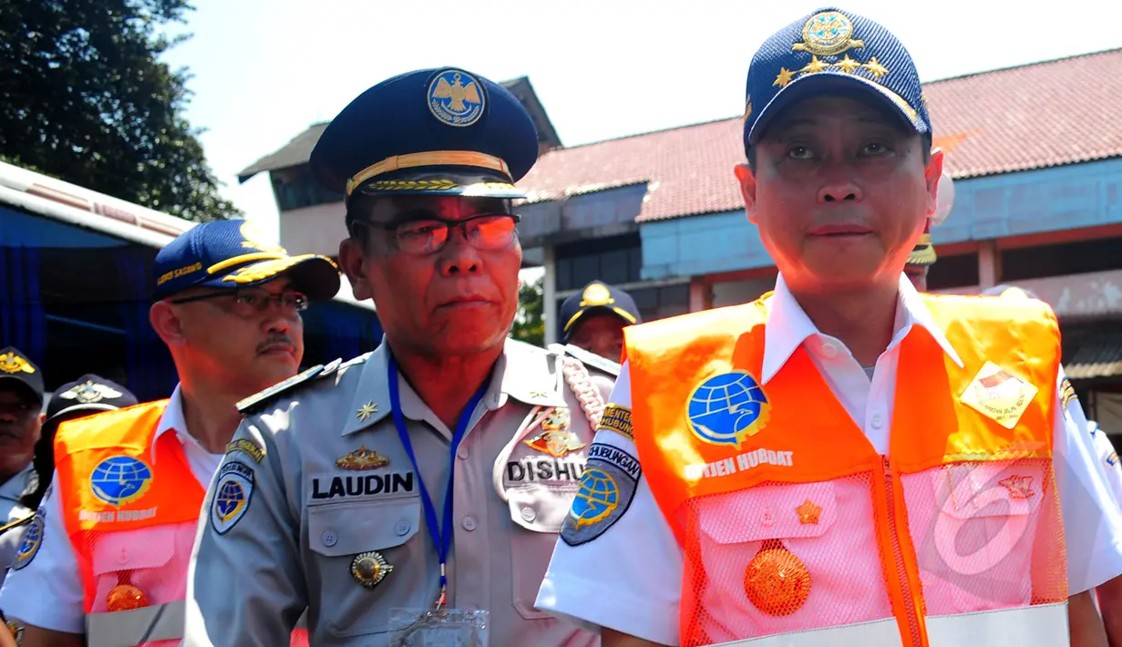 Menteri Perhubungan Ignasius Jonan tiba di Terminal Kampung Rambutan, Jakarta, Senin (23/3/2015). Jonan melakukan uji kelayakan terhadap bus Antar Kota Antar Provinsi (AKAP). (Liputan6.com/Yoppy Renato)