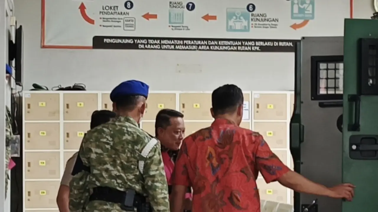 Penampakan Febrie Adriansyah dengan Rompi Pink, Tangan Diborgol