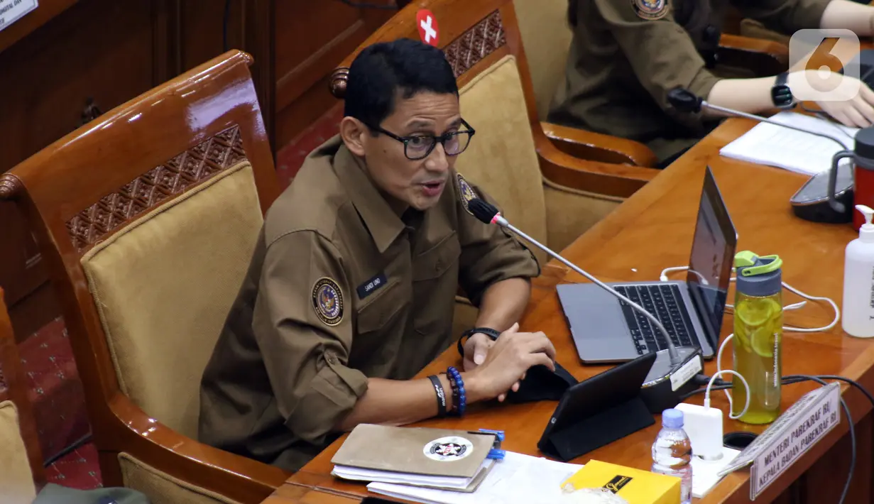 Menparekraf Sandiaga Uno saat rapat kerja dengan Komisi X DPR di Gedung Nusantara I, Jakarta, Rabu (16/3/2022). Rapat membahas kesiapan dukungan pelaksanaan MotoGP Mandalika 2022, strategi pemulihan dan penguatan Kemenparekraf pascamelandainya pandemi COVID-19. (Liputan6.com/Angga Yuniar)