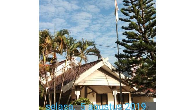 Bendera Negara rusak tampak berkibar di Makassar, Senin (5/8/2019). Sumber: Akbar Mangenre Kurusi