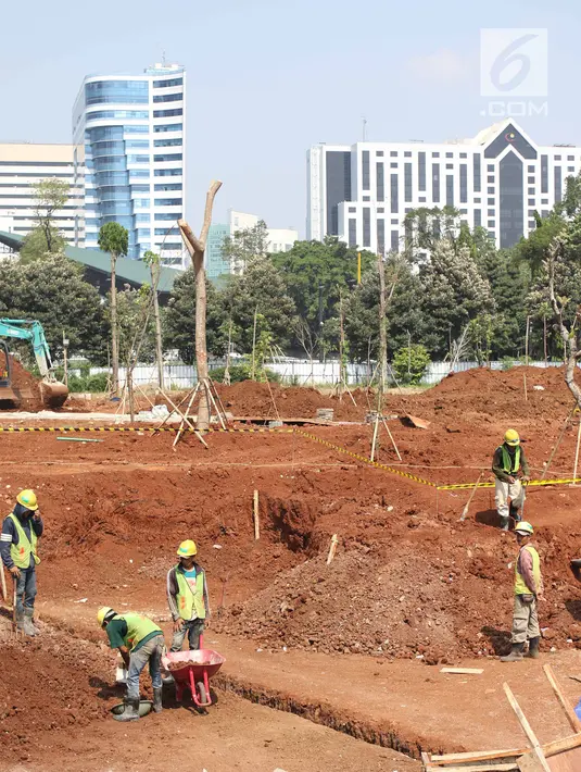 Aktivitas pekerja saat merenovasi bekas lapangan golf Driving Range di Kompleks GBK, Jakarta, Jumat (11/5). Lapangan tersebut diubah dari area komersil untuk menjadi hutan dalam kota. (Liputan6.com/Angga Yuniar)