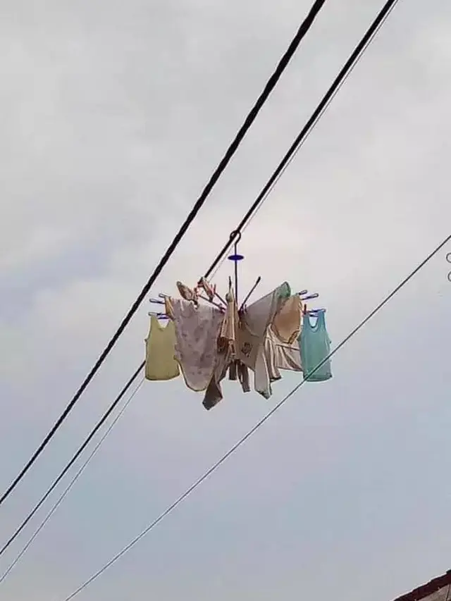 10 Potret Absurd Benda Nyangkut di Kabel Listrik, Ada Jemuran Hingga Mobil