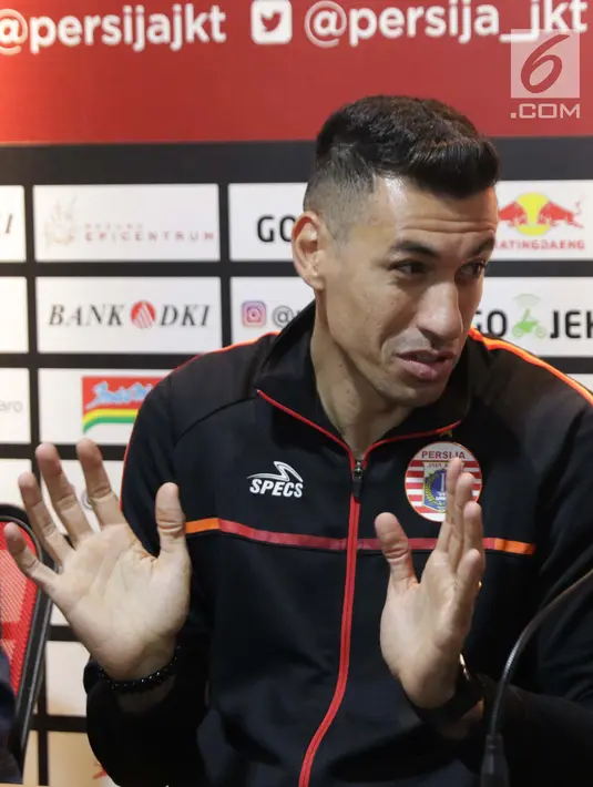 Pemain baru Persija, Alexandre Luiz Reame atau Xandao saat memberi keterangan di Kantor Persija, Jakarta, Jumat (30/8/2019). Pesepakbola berkewarganegaraan Brasil ini bermain di posisi belakang, rencananya Xandao akan menggantikan posisi Stefan Paulle. (Liputan6.com/Helmi Fithriansyah)