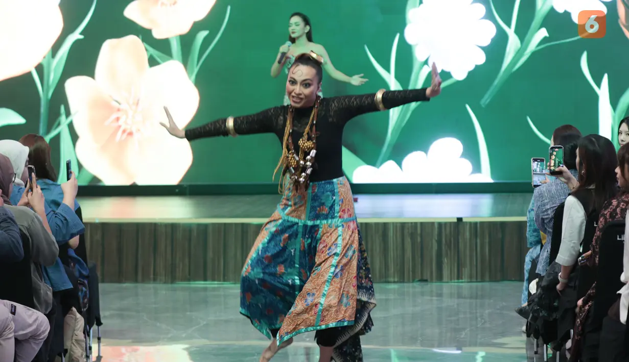 Sejumlah model memperagakan tarian saat peluncuran tema HEAL (Humanity, Earth, and Life) untuk Jember Fashion Carnaval 2026 di Jakarta. Karnaval yang akan berlangsung pada 24–26 Juli 2026 di Jember, Jawa Timur, mengusung pesan harmoni antara manusia, bumi, dan kehidupan melalui karya seni, budaya, serta kreativitas yang mengedepankan nilai keberlanjutan. (KLY/Budy santoso)