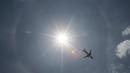Pesawat komersil melintas dilatari fenomena halo matahari di Meksiko, Sabtu (7/7). Fenomena halo matahari terjadi karena pembiasan kristal es yang berada di sekitar matahari sehingga membentuk cincin pelangi yang mengelilingi matahari (AP/Moises Castillo)
