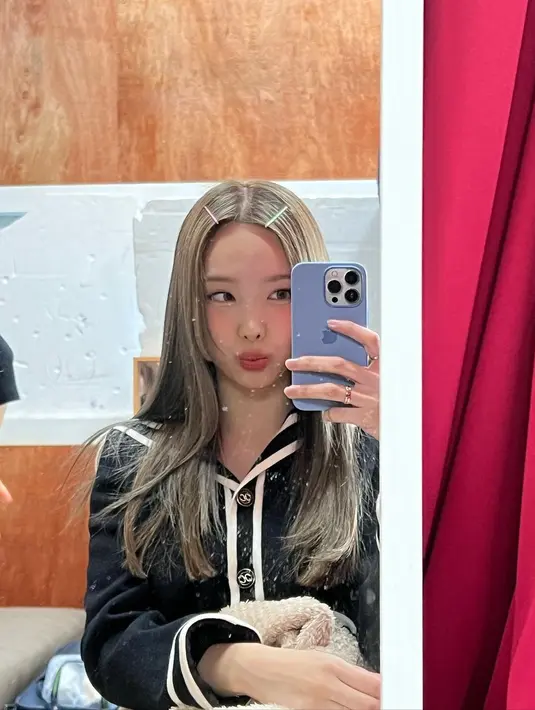 Nayeon TWICE dinilai mempunyai paras yang awet muda. Visualnya yang menawan membuat penggemar makin jatuh hati. (FOTO: instagram.com/nayeonyny/)