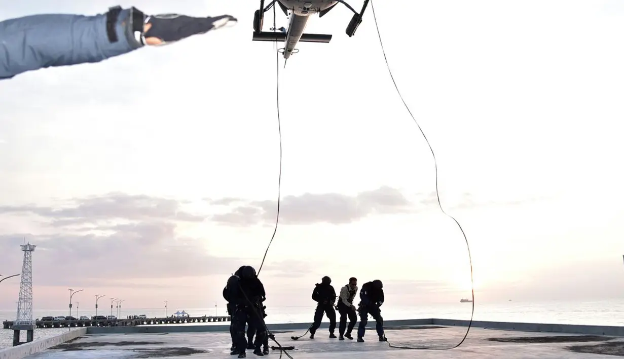 Prajurit Denjaka turun dari helikopter saat meringkus teroris di Pulau Sebatik, Kalimantan Utara, Senin (12/2). Latihan pasukan Denjaka ini bertujuan untuk memelihara profesionalisme dan kesiapsiagaan operasional prajurit. (Liputan6.com/HO/Dispen Kormar)