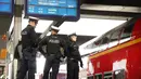 Aparat kepolisian berjaga di sebuah stasiun kereta di Duesseldorf, Jerman, dekat perbatasan Belanda, Senin (18/3). Perburuan besar-besaran dilakukan aparat keamanan Belanda terhadap Gokmen Tanis, pelaku penembakan di Utrecht. (David Young/dpa/AFP)