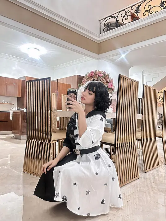Fuji tampil ala Cruella de Vil dengan dress dan wig monokrom khas-nya.  [@fuji_an]