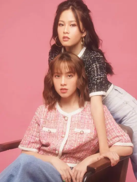 Dalam pemotretan ini, keduanya tampil kompak mengenakan atasan crop tweed namun dengan warna berbeda. @zaraadhisty.