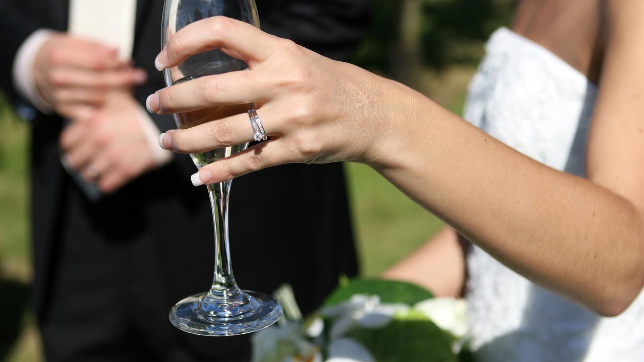 Demi Makan Gratis Pemuda Ini Berpura-pura Tunangan