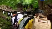 Ratusan anggota Polda, Jawa Barat, mengikuti jalan kaki melintasi hutan. Selain itu, air suci dan api dharma jadi bagian penting di Waisak.