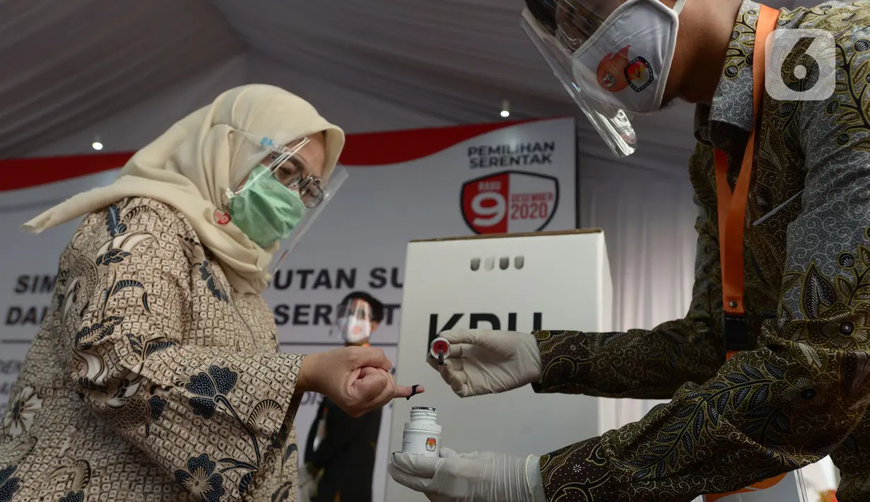 Petugas saat simulasi pemungutan suara dalam pemilihan serentak 2020 di Halam Kantor KPU, Jakarta, Rabu (22/7/2020). Tahapan ini dilaksanakan dengan mengutamakan aspek kesehatan dan keselamatan bagi para pihak yang terlibat. (merdeka.com/Imam Buhori)