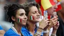 Suporter wanita pendukung Italia mengambil gambar jelang babak 16 besar Piala Eropa 2016 antara Italia vs Spanyol, Stade de France, Senin (27/6). (REUTERS/ Darren Staples) 