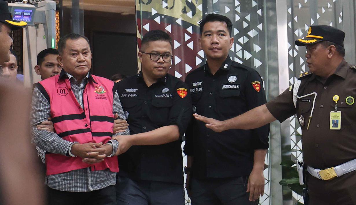 Mantan Wakil Kepala Badan Gizi Nasional (BGN), Lodewyk Pusung (mengenakan rompi tahanan - kiri), digiring menuju mobil tahanan usai menjalani pemeriksaan di Gedung Kejaksaan Agung RI, Jakarta, Rabu (3/6/2026). (Kapanlagi.com/Budy Santoso)