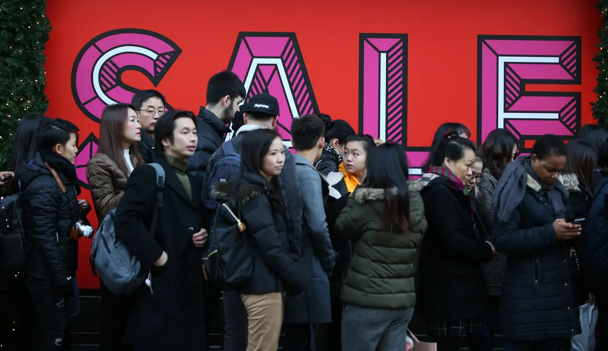 Sejumlah orang mengantre masuk ke Selfridges department stores menjelang Boxing Day di pusat kota London, Senin (26/12). Pada Boxing Day, pusat-pusat perbelanjaan London dan wilayah Inggris yang lain diserbu jutaan pemburu diskon. (DANIEL Leal-Olivas/AFP)