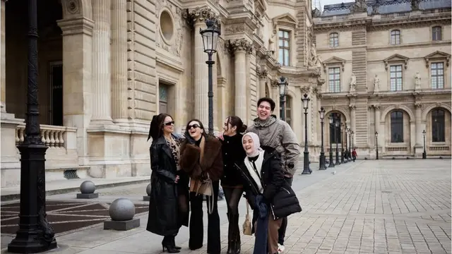 Potret Liburan Syifa Hadju dengan Rekan dan Keluarga El Rumi (credit: https://www.instagram.com/syifahadju/).