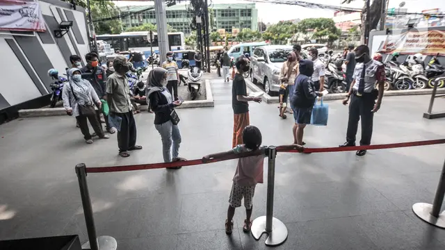 FOTO: Antrean Warga Cairkan BST di ATM Bank DKI
