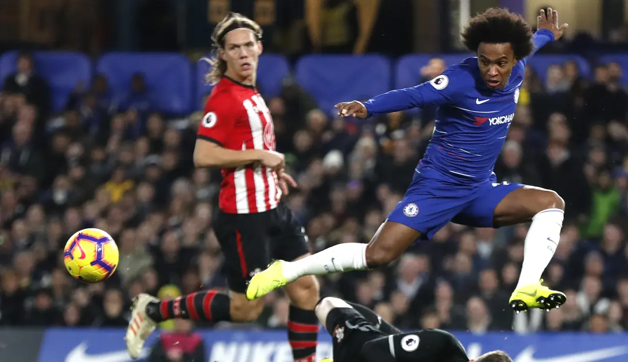 Gelandang Chelsea, Willian, melepaskan tendangan ke gawang Southampton pada laga Premier League di Stadion Stamford Bridge, Kamis (3/1). Kedua tim bermain imbang 0-0. (AP/Frank Augstein)