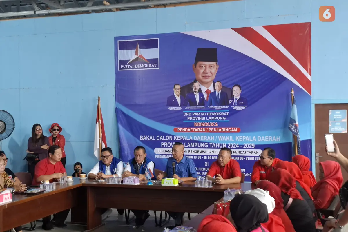 Umar Ahmad dan Edy Irawan Arief saat pengambilan berkas bakal calon Gubernur Lampung di Demokrat Provinsi Lampung. Foto : (Liputan6.com/Ardi)