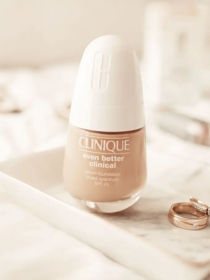 Clinique New Even Better Clinical Serum Foundation Broad Spectrum SPF 25