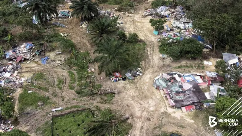 Perkampungan WNI ilegal itu berada di Nilai Spring, Negeri Sembilan. Lokasi lantas digrebek oleh petugas imigrasi Negeri Sembilan pada sebuah operasi yang digelar pada 1 Februari 2023 (Bernama)