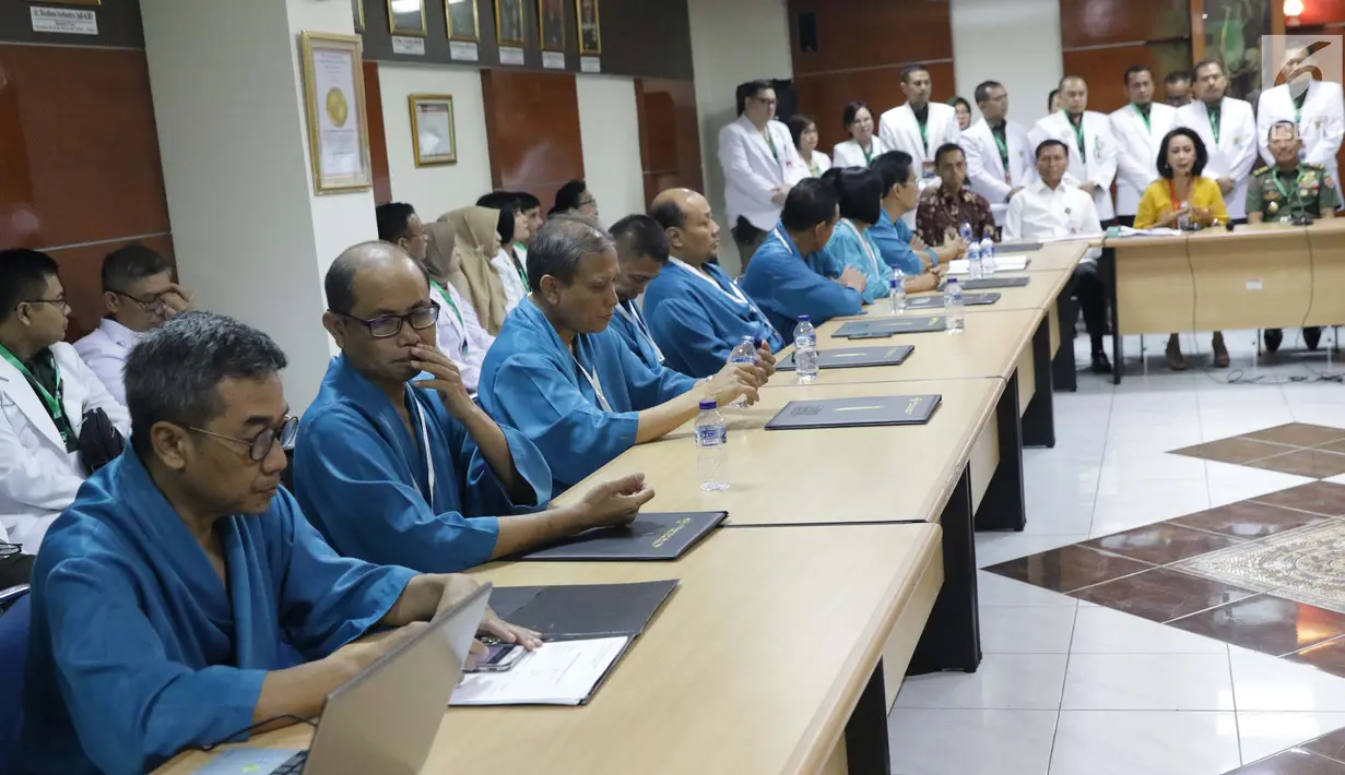 Para calon pimpinan KPK periode 2019-2023 menyimak sambutan Ketua Pansel KPK Yenti Ganarsih (ketiga kiri-duduk) bersama Kepala RSPAD Gatot Soebroto, Mayjen TNI dr Terawan Agus Putranto (keempat kiri-duduk) jelang menjalani tes kesehatan, Jakarta, Senin (26/8/2019). (Liputan6.com/Helmi Fithriansyah)