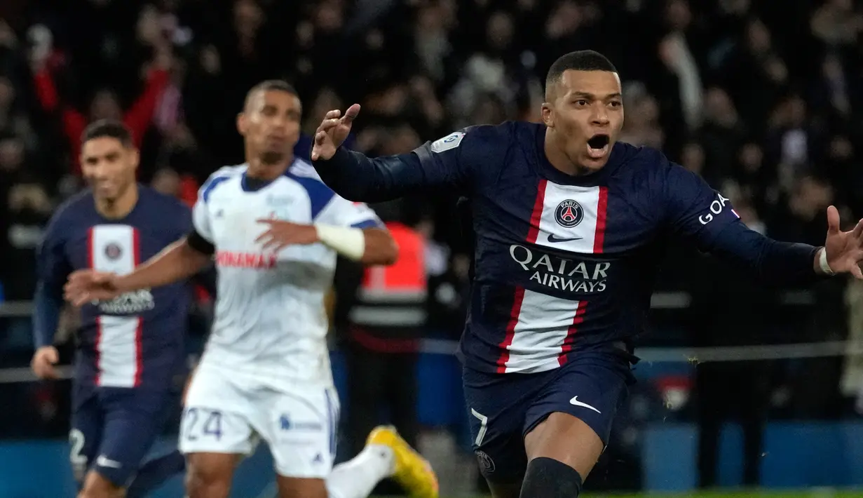 Pemain Paris Saint-Germain (PSG) Kylian Mbappe melakukan selebrasi usai mencetak gol ke gawang Strasbourg pada pertandingan sepak bola Liga Prancis di Parc des Princes, Paris, Prancis, 28 Desember 2022. PSG mengalahkan Strasbourg dengan skor 2-1. (AP Photo/Thibault Camus)