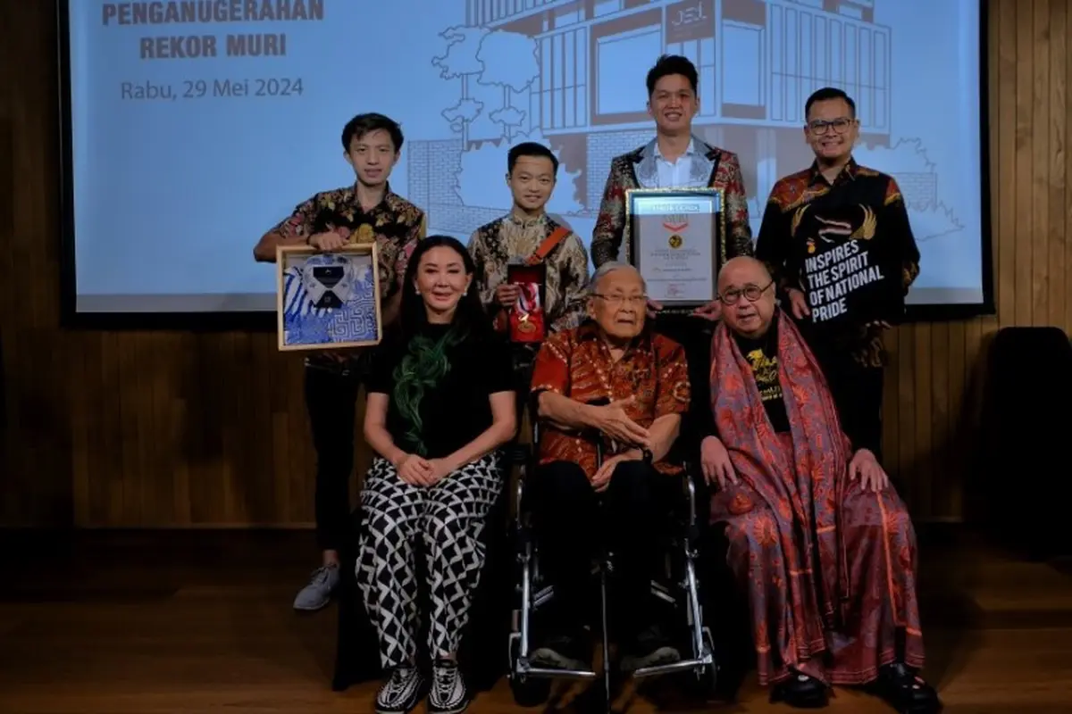 Pedjoeang Batik Raih Rekor MURI Sebagai Pelopor Batik Tulis Berkancing Emas Pertama di Dunia