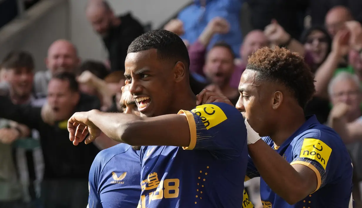 Selebrasi striker Newcastle United, Alexander Isak setelah mencetak gol kedua timnya ke gawang Brentford pada pada laga lanjutan pekan ke-30 Liga Inggris 2022/2023, Sabtu (8/4/2023) di Gtech Community Stadium, London. (AP Photo/Alastair Grant)