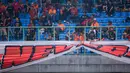 <p>Suporter cilik Persija Jakarta menarik sepanduk saat laga lanjutan BRI Liga 1 2023/2024 antara Persija Jakarta melawan Barito Putera di Stadion Patriot Candrabhaga, Bekasi, Sabtu (07/10/2023). (Bola.com/Bagaskara Lazuardi)</p>