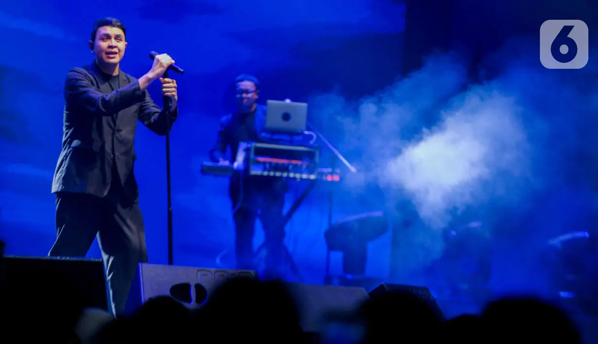 Penyanyi Tulus tampil menghibur penggemarnya saat konser bertajuk “Tulus Tur Manusia 2023" di Jiexpo Kemayoran, Jakarta Pusat, Jumat (3/3/2023). Konser bertajuk Tur Manusia 2023 di Jakarta menjadi penutup perjalanan rangkaian konser Tulus, yang telah digelar di 11 kota di Indonesia.  (Liputan6.com/Faizal Fanani)