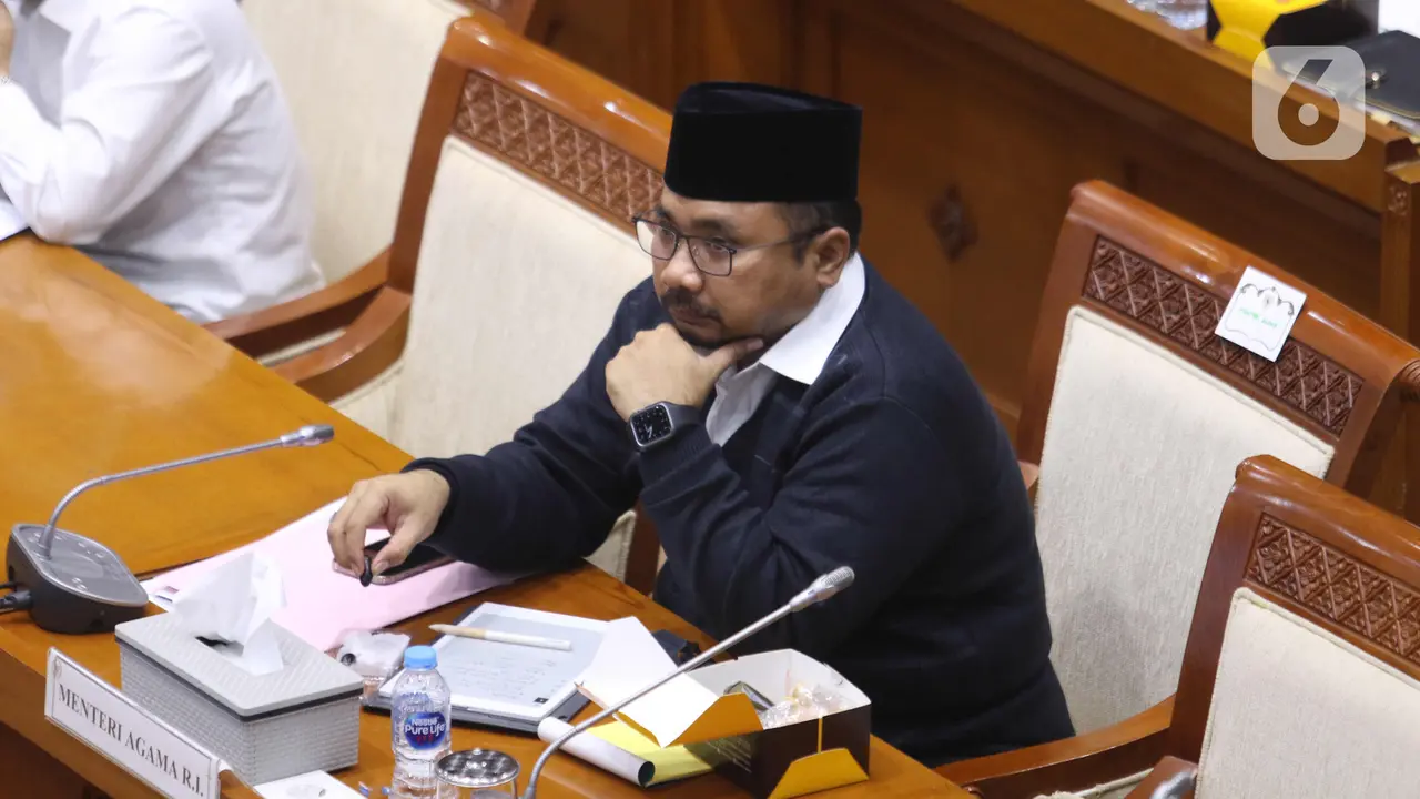 Menteri Agama Yaqut Cholil Qoumas saat mengikuti rapat kerja dengan Komisi VII DPR