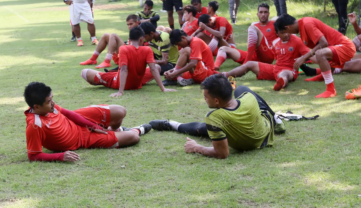 Bambang Pamungkas dan para pemain lainnya bersantai usai latihan di Lapangan Villa 2000, Pamulang, Tangerang Selatan, Senin (25/4/2016). (Bola.com/Nicklas Hanoatubun)