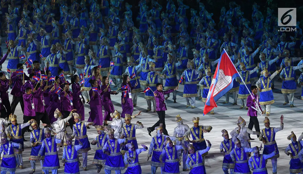 Kontingen Kamboja melintas saat pembukaan Asian Games 2018 di Stadion Utama Gelora Bung Karno (SUGBK), Jakarta, Sabtu (18/8). Asian Games 2018 diikuti 45 negara. (Merdeka.com/Imam Buhori)