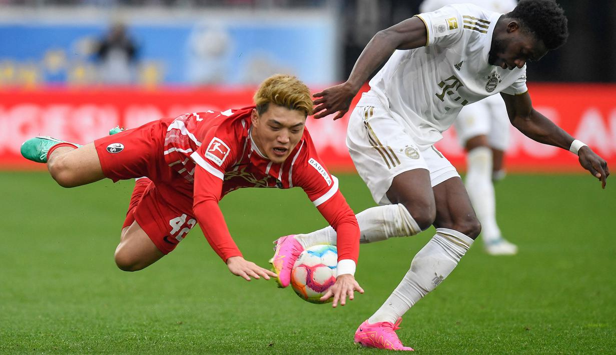 Ritsu Doan menjadi pemain Timnas Jepang yang berhasil mencuri perhatian saat Piala Dunia 2022 Qatar. Penampilan apiknya berhasil membawa Samurai Biru melaju ke babak 16 besar meski pada akhirnya dikalahkan oleh Kroasia. Ritsu Doan kini berkarier di klub Bundesliga, SC Freiburg. (AFP/Thomas Kienzle)