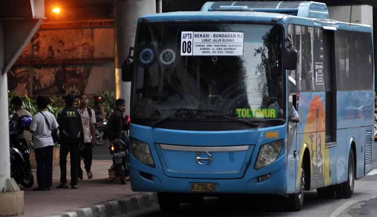 Angkutan Perbatasan Terintegrasi Busway (APTB) saat melintas di jalur busway kawasan Kuningan Barat, Jakarta. Foto diambil pada Rabu (7/1/2015). (Liputan6.com/Miftahul Hayat)